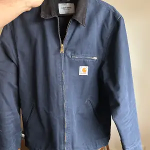 Carhartt Detroit jacka, knappt använd då den varit med ögonsten men tyvärr blivit för liten för mig med åren.