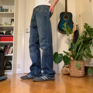 Lee Jeans - Ett par Lee Jeans. Baggy/straight med snygg passform och cool fade. Mått: Midja tvärs över: 44 cm, total längd: 109 cm, innerbenslängd från grenen: 81 cm.