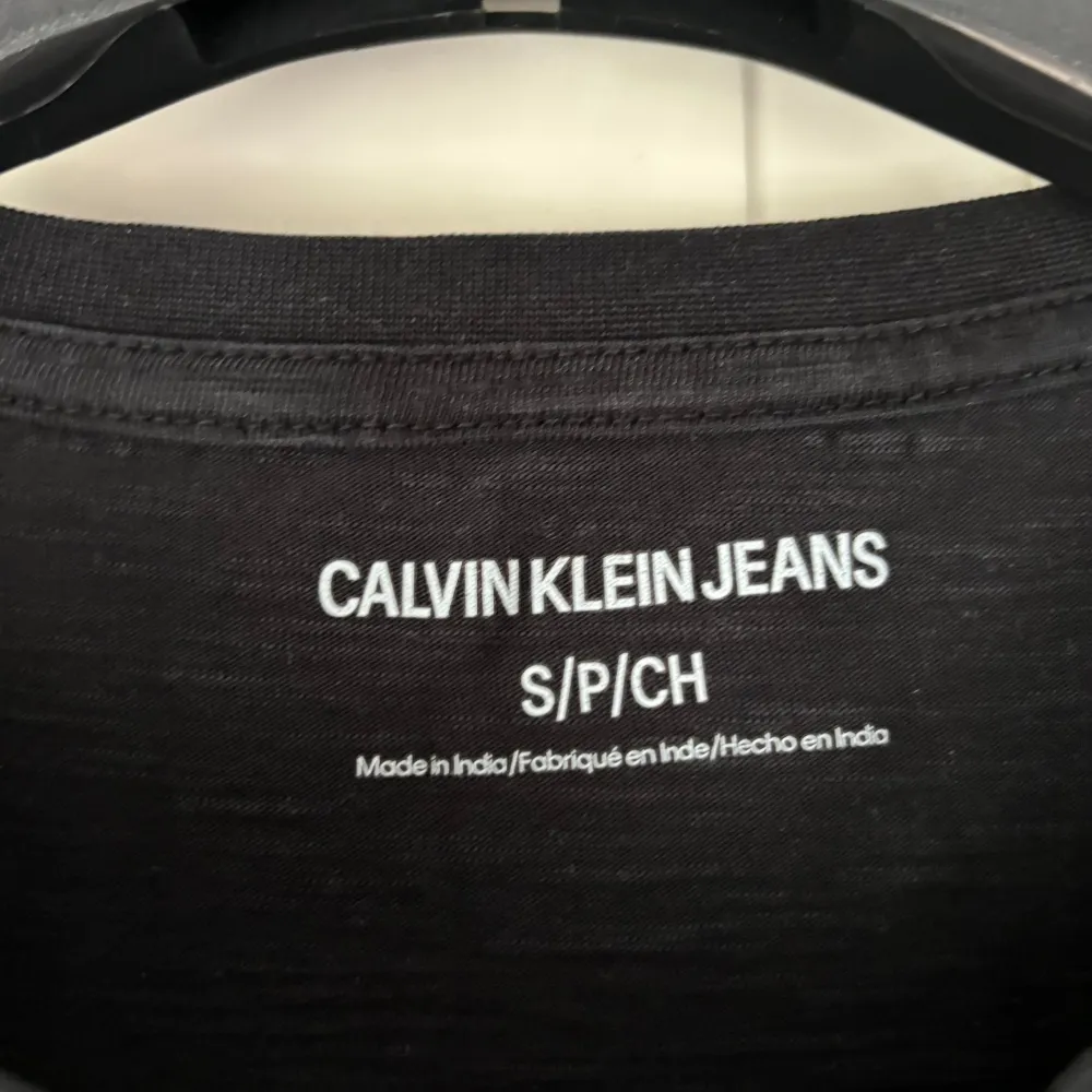 Svart t-shirt från Calvin Klein. T-shirts.