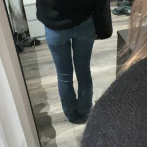 Säljer dessa jättefina jeans från Gina tricot i storlek 32! 🤩