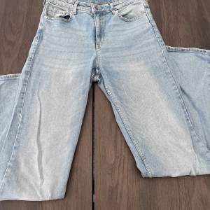 Ett par bootcut jeans med hög midja! Använda ganska mycket därför slitna men annars bara skick! Nypris ca 300 kr!