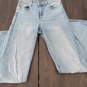 Jeans - Ett par bootcut jeans med hög midja! Använda ganska mycket därför slitna men annars bara skick! Nypris ca 300 kr!