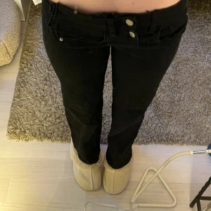 lågmidjade jeans - superlågmidjade jeans med ”slitning” vid midjan