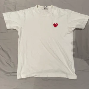 Commes Des Garcon T Shirt - Säljer min gamla t shirt för den är alldeles för liten. Köpte den för ett par år sedan och är i helt okej skick. 