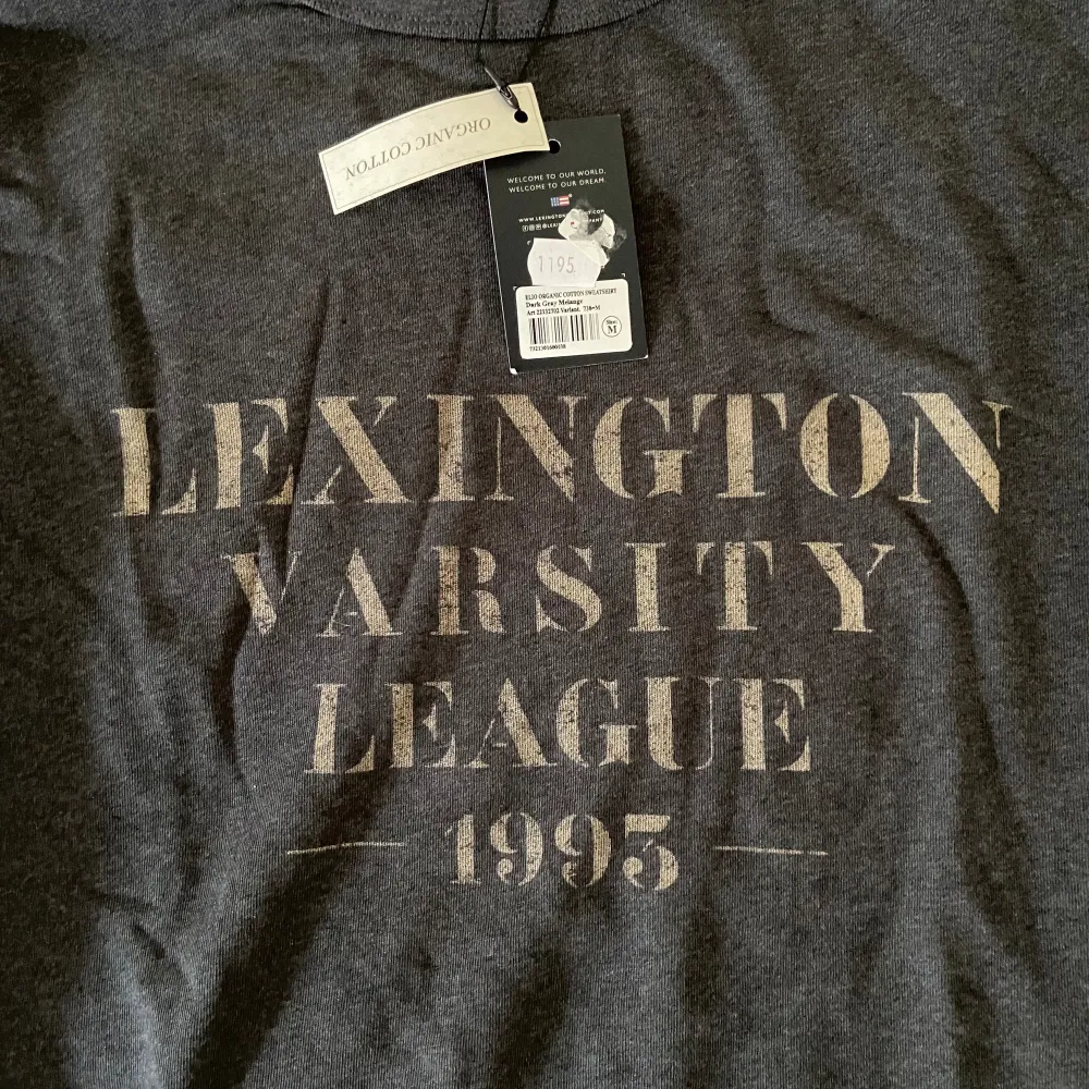 Helt oanvänd Lexington sweatshirt med original tag kvar. Passar mig som är 180cm utmärkt. Nypris 1195kr. Hoodies.