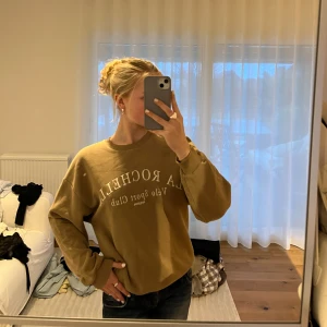 Brun tröja  - Brun collage tröja från Gina Tricot i storlek S. Utan fläckar i väldigt bra kvalitet. 