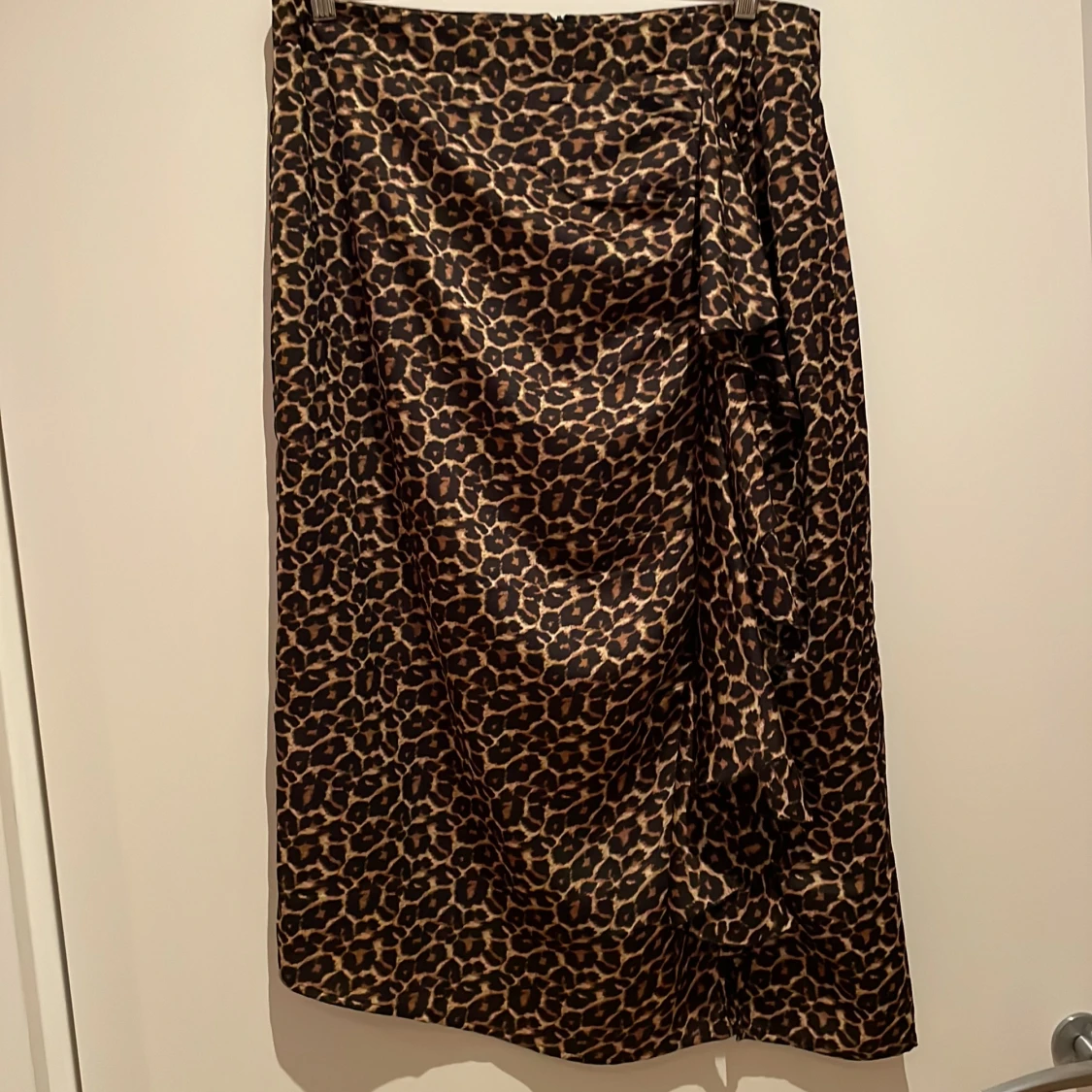 Kjol från Joy med en liten volang på ena sidan.