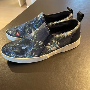 Louis Vuitton Slip ons - Louis Vuitton Slip Ons. Storlek 8,5 - Passar 42-42,5. I fint skick, inga defekter. Perfekt till det varmare vädret. 