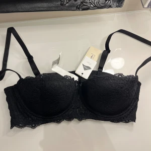 Intimissimi BH - Helt ny bh från intimissimi. Säljer då den inte passa mig o har tyvärr inte möjlighet till retur.  Det är lite push up i!