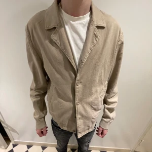 Oscarjacobsson overshirt  - En riktig härlig overshirt från Oscarjacobsson som är i storlek M. Köptes förra våren men har inte kommit till användning så skicket är 9/10. Nypris 2799 mitt pris endast 599. Skriv gärna ifall du har några funderingar!