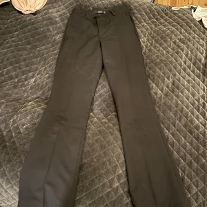 Kostymbyxor - Jättefina kostymbyxor från bikbok i storlek 36, men är små i storleken😊😊 de är i jättebra och är knappt använda💗 köpta för 500kr