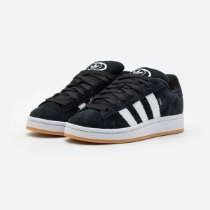 adidas campus 00s - as snygga adidas campus 00s skor som jag fick hem men var tyvärr för små😫dom är helt oanvända (sista bilden är min) och man får med vita skosnören och lådan🥰
