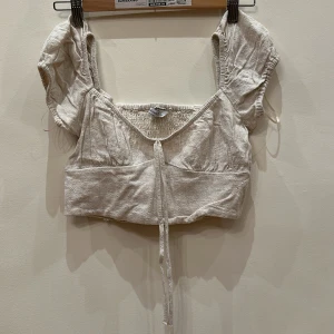 Linne set från stradivarius  - Säljer denna linne set (top och kjol) från stradivarius i storlek S på toppen och storlek 36 på kjolen