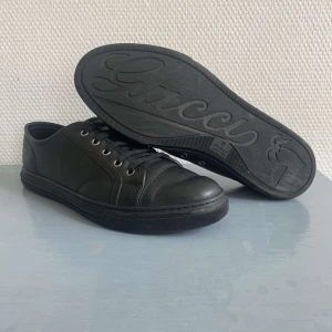 Gucci skor - Riktigt stilrena och trendiga gucci skor, super kvalite och passar till allt, materialet är läder. Storlek 44