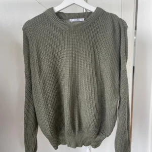 Grön stickad tröja - Tveka inte på att höra av er för mer information💕