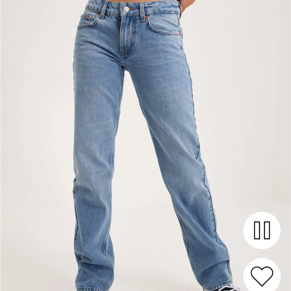 Raka Lågmidjade jeans från Nelly i storlek 36 i fint skick. Jeans & Byxor.
