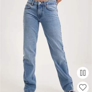 Raka Lågmidjade jeans från Nelly i storlek 36 i fint skick