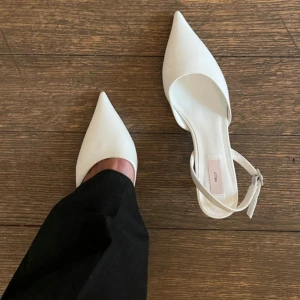 Vita pumps från Nelly strl 38 - Helt nya Klacksko från Nelly Spetsig tå Smal klack Justerbar rem runt hälen Klackhöjd 6 cm Nypris 499 