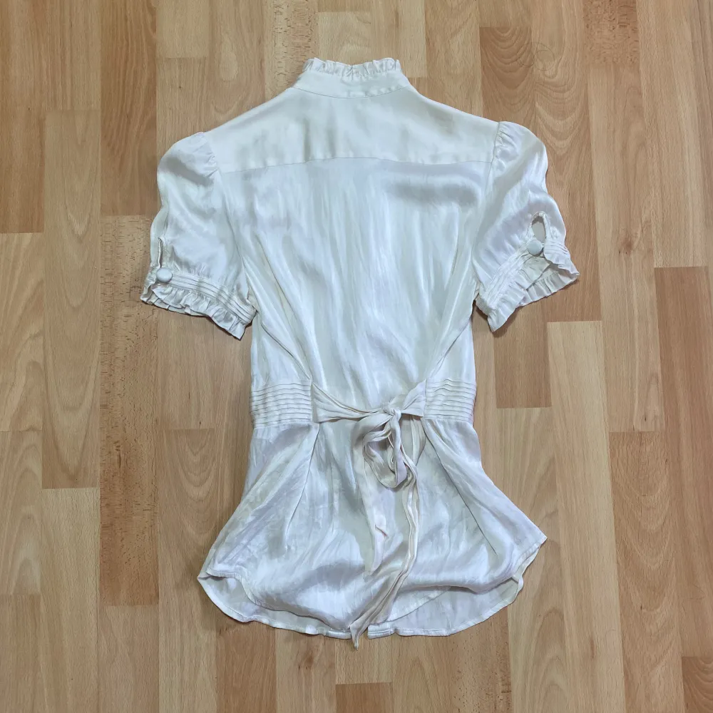 ❤️ Reserverad ❤️ Vintage 100% äkta silk topp från märket BEBE. Toppar.