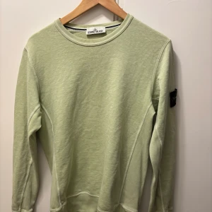 Sjukt snygg grön stone tröja - Säljer denna otroligt fina stone tröja. Färg piggelin