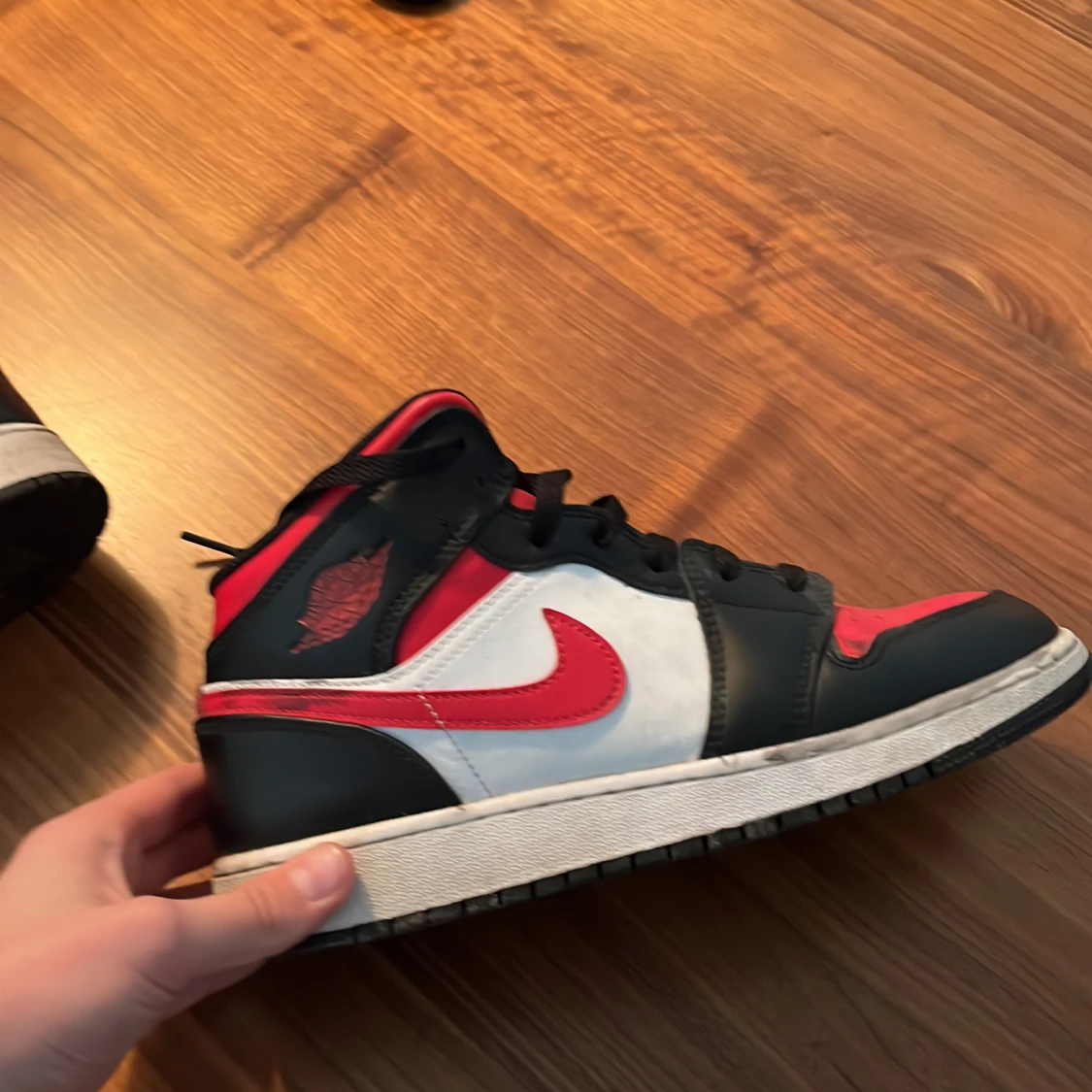 Helt nya fräscha Jordan 1 rödvita säljer dem för det är inte min stil längre  - 91