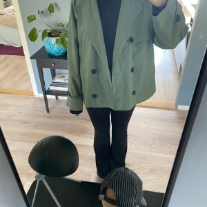 Trendig tunn vårkappa - Tunn kort vårkampanj i trenchcoat material. Passar perfekt till vår/sommar. I storlek S