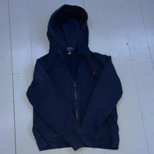 Polo Ralph Lauren zip - Säljer min äkta Polo Ralph Lauren zipup nu då den är för liten  Kvalite: 7/10 ganska använd Vid fler frågor är det bara att höra av sig (Pris kan diskuteras, öppen för byten)