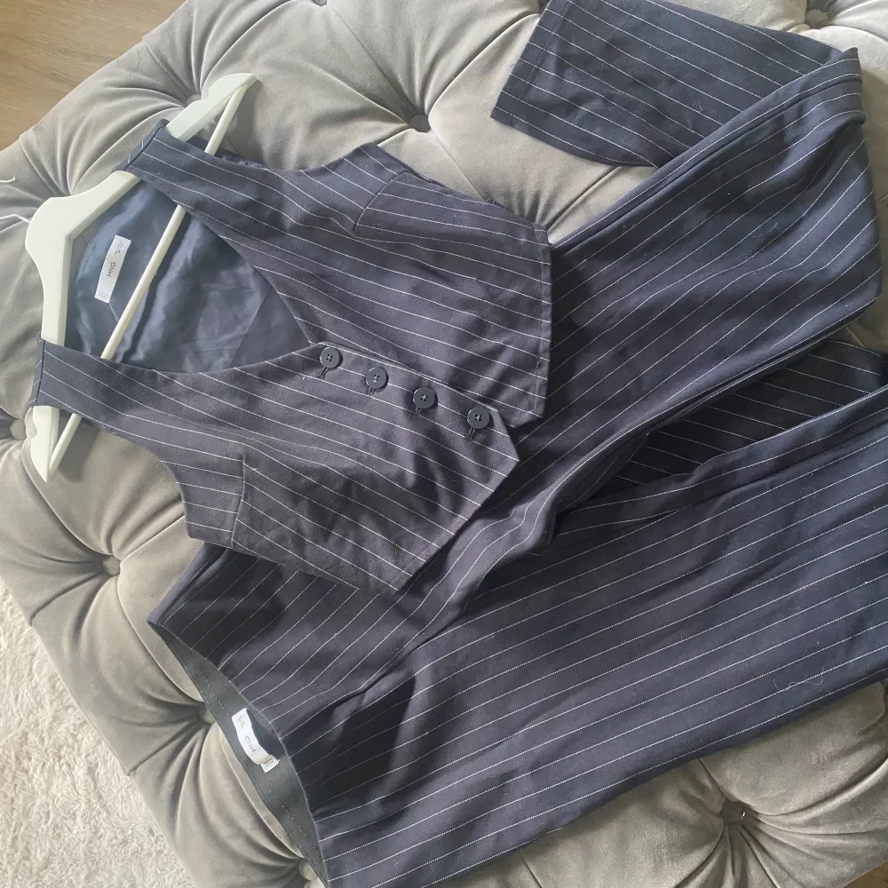 Jätte snyggt sätt ifrån mango! Köp båda delarna för 200 Köpte hela sättet för 700 om jag inte minns fel! Använt några enstaka gånger och passar till alla tillfällen! Byxorna i storlek S och toppen i Xs! Obs byxorna har slits och passar mig som är 173. Puvut & Bleiserit.