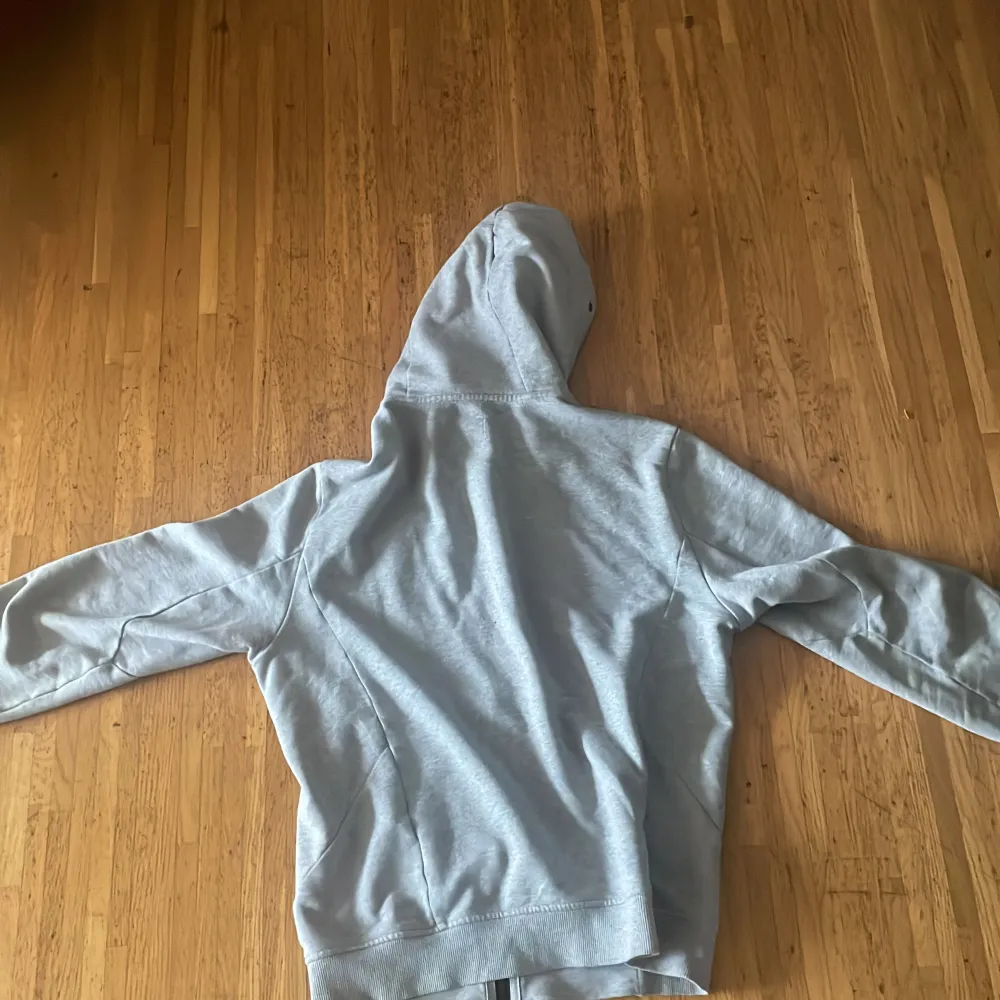 Tja säljer min cp company zip hoodie pga den är för liten för mig. Självfallet är den äkta. pris kan diskuteras!!!!. Hoodies.