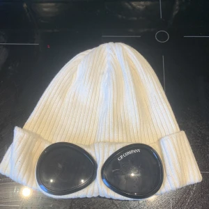 Cp company mössa vit - Nu är min cp company mössa ute till sälj. Den är vit och i bra skick. 