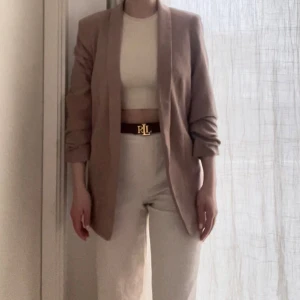 Kavaj - Kavaj med uppvika ärmar. Mycket bra skick! Färgen är rosa/beige