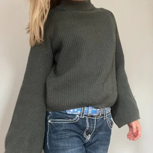 Stickad tröja - Grön stickad tröja från mq storlek s💚