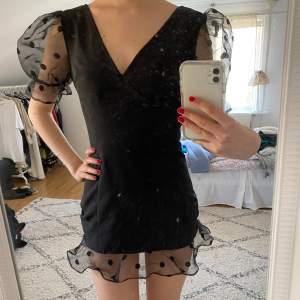 Jääättefin klänning med puffärmar😍😍 Tyvärr är den för kort för mig (jag är 180 cm)😢 