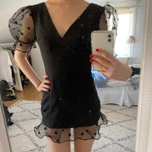 Jääättefin klänning med puffärmar😍😍 Tyvärr är den för kort för mig (jag är 180 cm)😢 