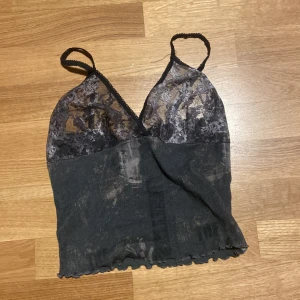 Y2k topp   - Topp i storlek M från reclaimed vintage. Den är i stretchigt material. Den är i bra skick då jag använt den typ 1 gång. Säljer den då den är för liten för mig❤️