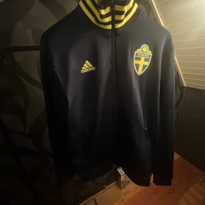Adidas track top - Adidas track Top köpt under em 2021 använt 1 gång köpt för 700