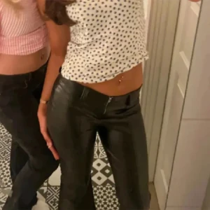 New yorker skinnbyxor - Säljer dessa trendiga byxor från New Yorker, säljer endast vid bra bud. Byxorna är i väldigt fint skick. Kom med prisförslag (runt annons priset!)❣️inga skambud!!!  Midjemåttet är typ 33 cm innerbenslängd ca 80 cm det är i storlek xxs