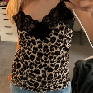 LEOPARD LINNE 🐆  - Säljer nu detta leopard linne jag köpt second hand. Använt 2-3 gånger. Inga defekter, jätte skön!! 