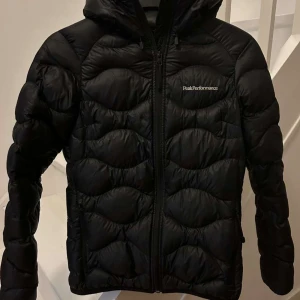 Peak performance jacka - Jättefin jacka från peakperformance, bra skick, knappt använd. Inga skador eller så. Stl XS. Nypris 2500kr, mitt pris 900kr