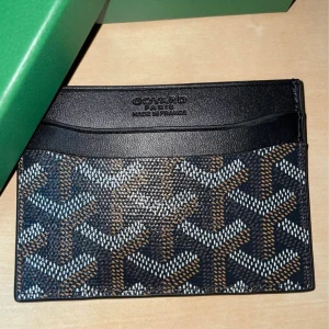 Goyard plånbok - Goyard plånbok, snygg grish  Nypris 6000kr  Mitt pris 1000kr  Pris kan diskuteras! Jag fick den i födelsedagspresent men har ej varit så fascinerad av den så därför jag försöker sälja den 