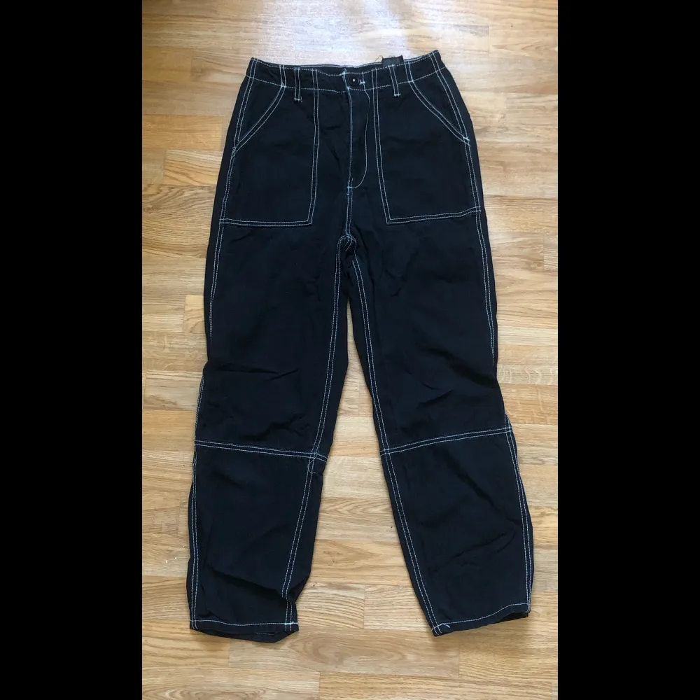 Svarta baggy jeans med vita linjer, från dividend (HM). Säljer då jag inte använder dem längre. Jeans & Byxor.