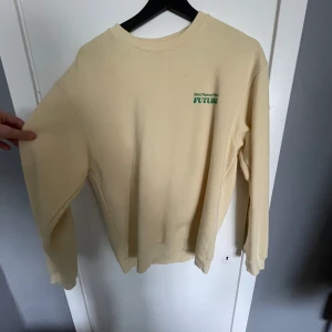 H&M tröja  - Snygg hm tröja med tryck på ryggen. Säjs då den inte används. Hör gärna av er!  Mvh Rufus 