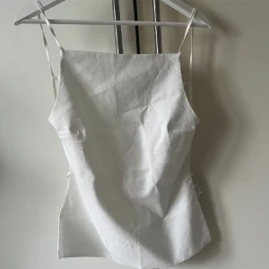 Topp zara - Säljer denna super fina topp ifrån zara med öppen rygg, banden går att justera efter midja 🫶🏻