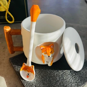 bälten av hög kvalitet 120 CM-3D Kaffemugg med Mönster - Du 1 st bälten av hög kvalitet, 120 CM långa Och  Denna kaffemugg har en charmig 3D-design med en träfiberstruktur på handtaget och söta klor på ovansidan av skeden. Dess lock har en bekväm öppning för enkel förvaring av sked