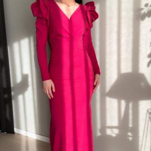 Säljer den underbara klänningen i olika storlekar S-M-L. Klänningen är helt ny och kan levereras till hela Sverige. Kan diskutera priset för snabba affär. 