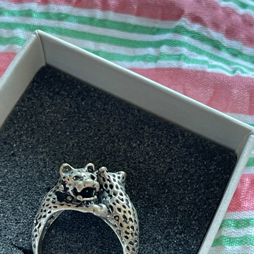 Leopard ring från indiska, aldrig använd. Vet att Engla Löf hade denna ring för några årsen!. Accessoarer.