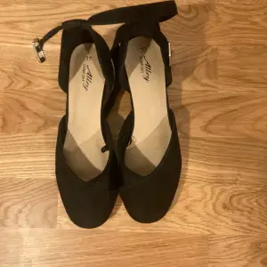 Mini heel black show strap round point worn 1 time