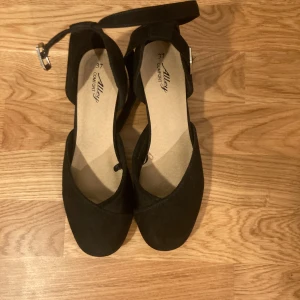 Mini heel black shoes - Mini heel black show strap round point worn 1 time