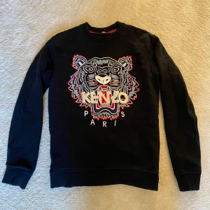 Kenzo tröjor - Två kenzotröjor i bra skick. Båda har används några gånger. Storlek XS i båda tröjorna. Om man bara vill köpa en kan vi diskutera pris i chatten.