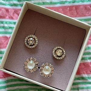 Lily and rosé örhängen  - Örhängen från Lily and rosé som aldrig är testade eller använda.